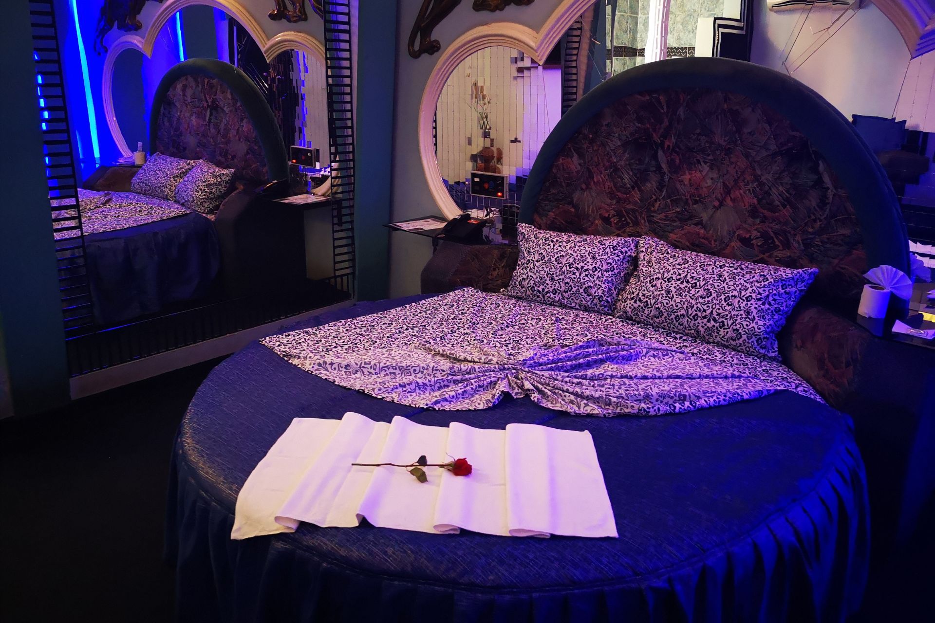 Suite temática de Eros con iluminación violeta